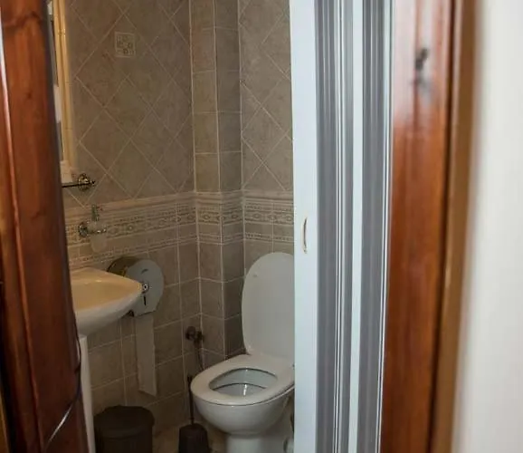 Nefeli Πανσιόν Παλαιός Άγιος Αθανάσιος